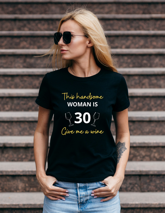 T-shirt voor Wijnliefhebbers – “This Beautiful Woman is [leeftijd] – Give me a Wine”