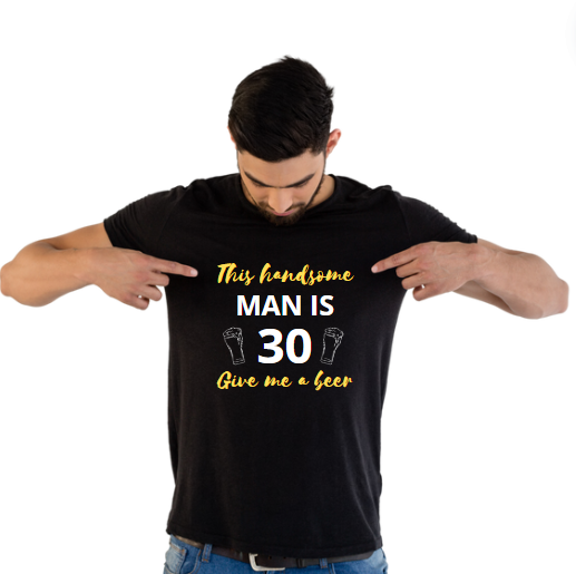 T-shirt voor Bierliefhebbers – “This Handsome Man is [leeftijd] – Give me a Beer”