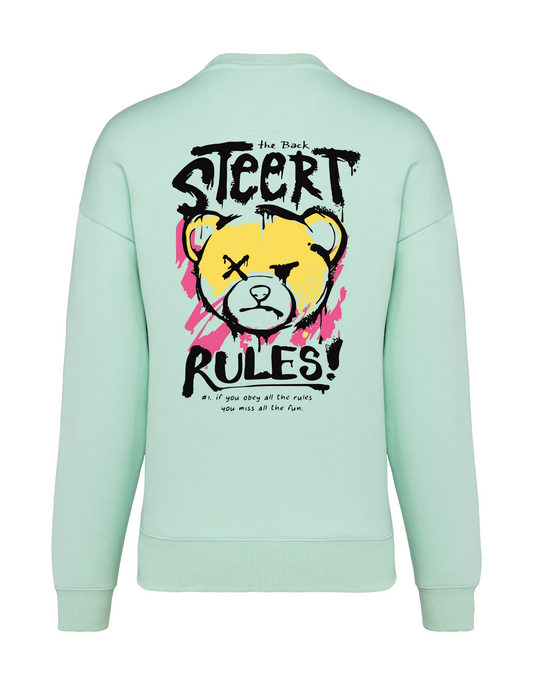"Street-art stijl print van een gele teddybeer met graffiti-letters 'STREET RULES' op de achterkant van een oversized ecologische sweater"