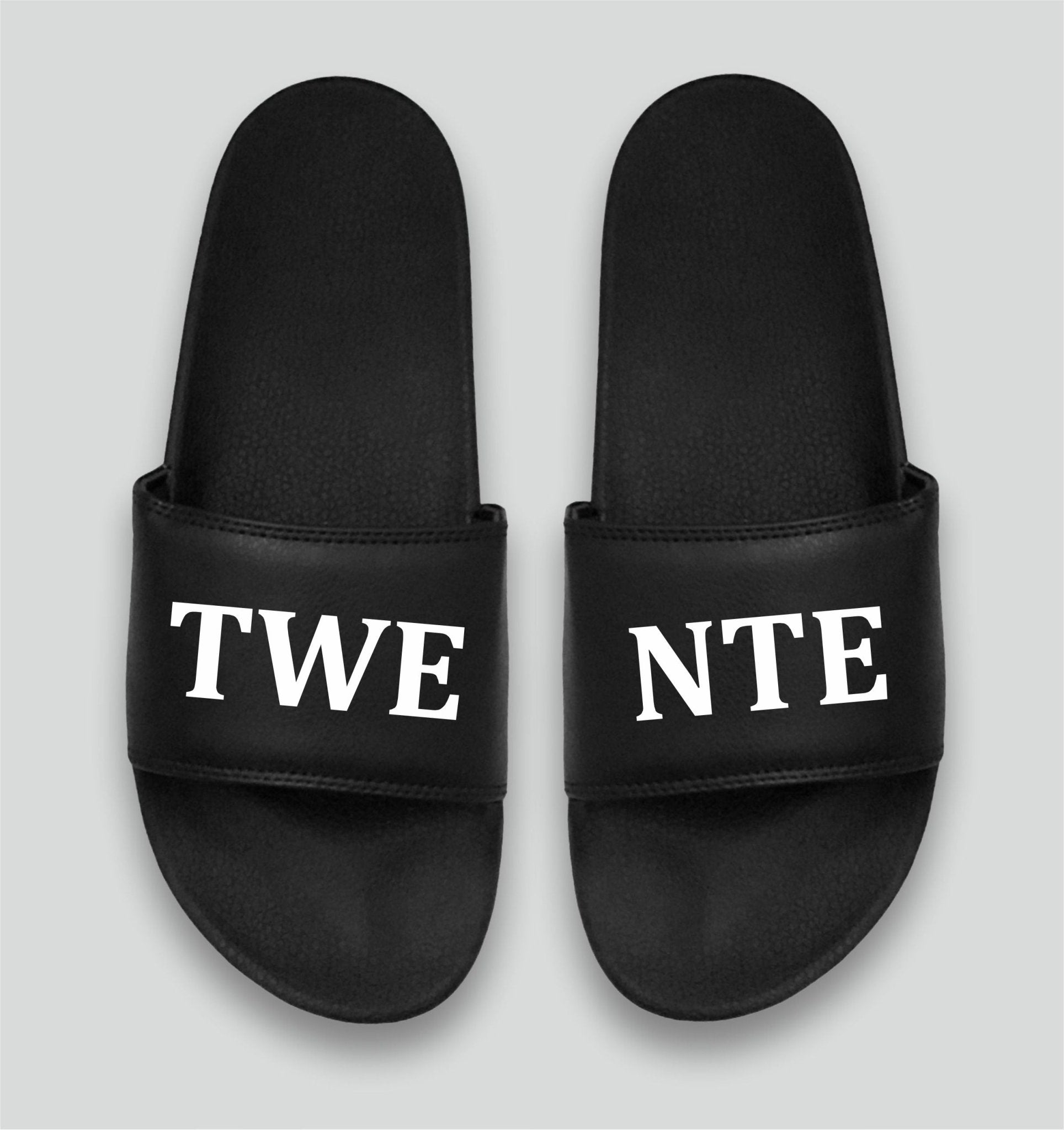 Zwarte badslipper met opdruk TWENTE – stijlvol & trots - Winkel van Katoen