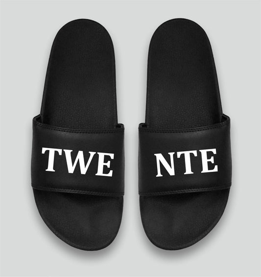 Zwarte badslipper met opdruk TWENTE – stijlvol & trots - Winkel van Katoen